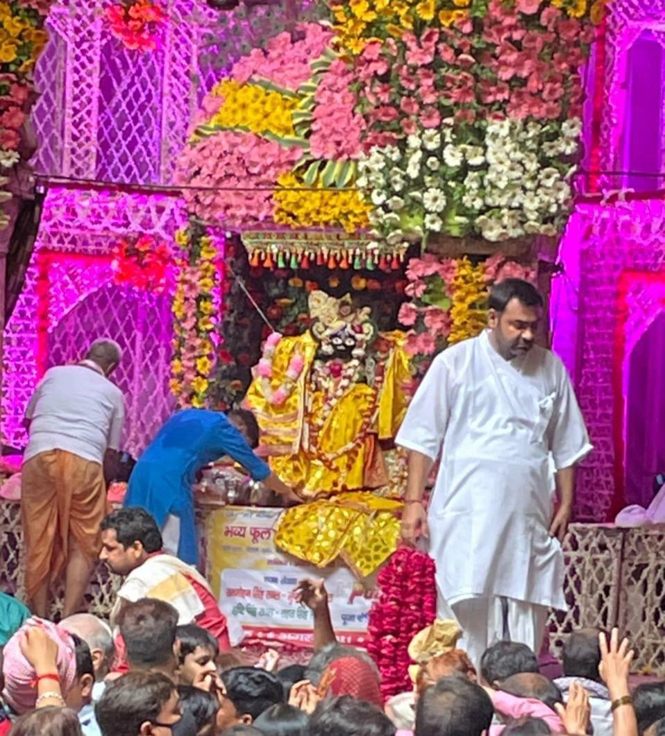 RKVrindavanLove's tweet photo. श्री ठा.बाँके बिहारी जी महाराज के संध्या दर्शन आप सभी के लिये
@ʳᵃᵈʰᵉᵏʳⁱˢʰⁿᵃᵛʳⁱⁿᵈᵃᵛᵃⁿˡᵒᵛᵉ https://t.co/XUGYYKVn0f