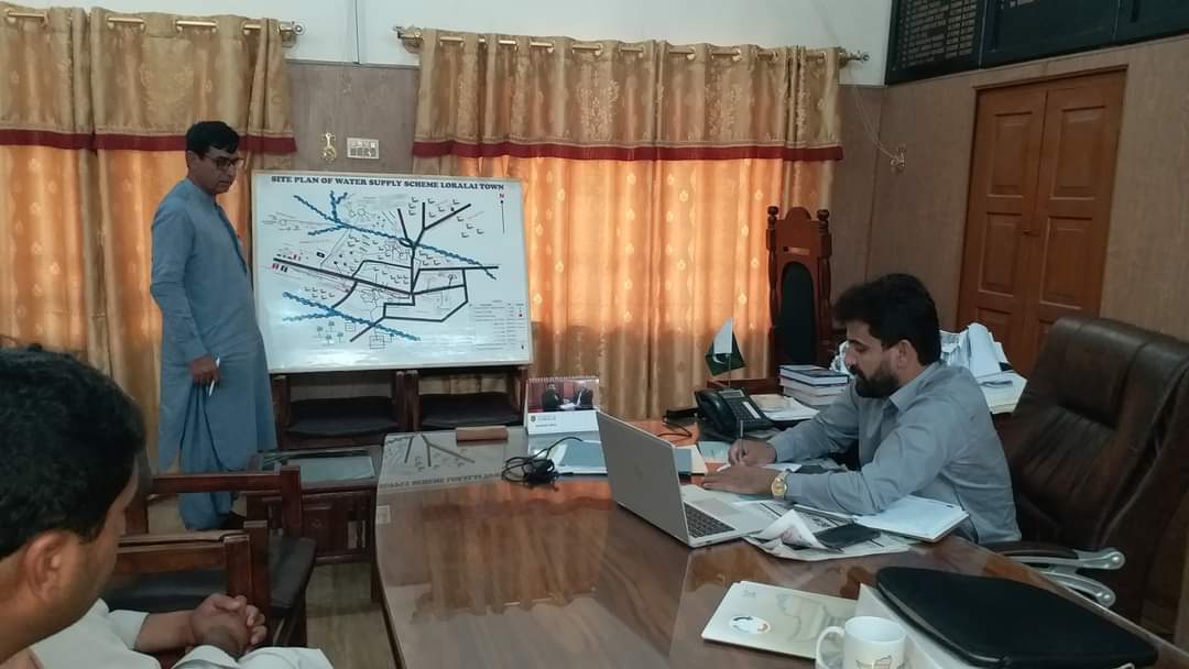 AssistantCommi6's tweet photo. Office of  Assistant Commissioner Loralai.
Asiistant Commissioner Loralai  Abdul Nasir chaired a very importent meeting in his office with SDO PHE department loralai and there sub ordinates on the issue of water shotage in the loralai city.
sdo phe mohammad ali brief him۔ https://t.co/lYJ3zhvqwo