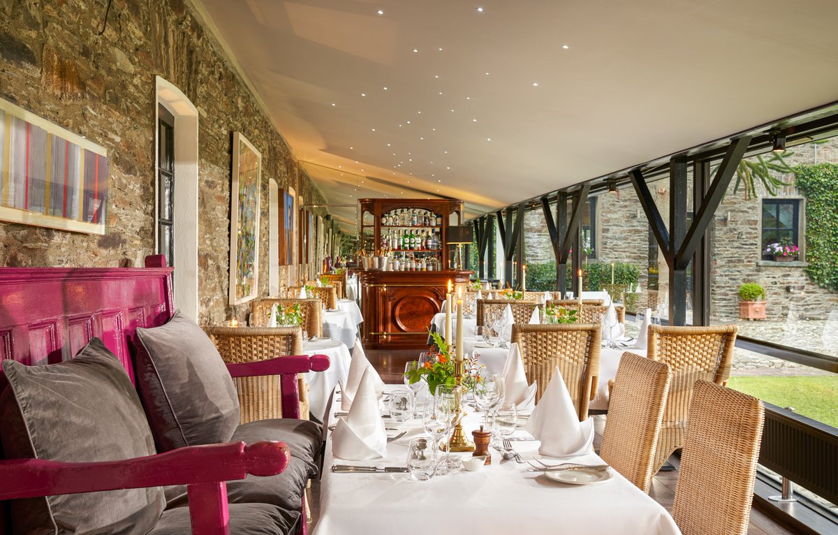 Relaxed dining in the conservatory <a href="/blairscove/">Blairscove House</a> in Cork 💙