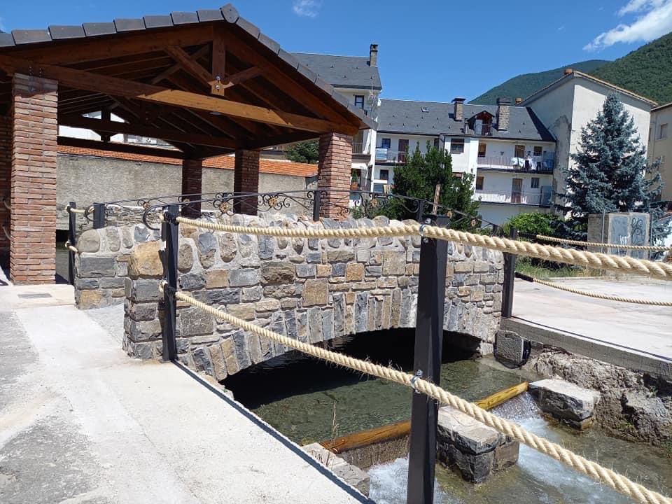 pzbaldetena's tweet photo. 📣 Inaugurado el rehabilitado lavadero de Biescas y el puente hacia la calle Noria. Gracias a la asociación cultural #Erata por el magnífico trabajo de documentación y al ayuntamiento de Biescas por la iniciativa.
#biescascorazóndelospirineos💚 #cultura #historia #patrimonio https://t.co/2vDQf4nsud