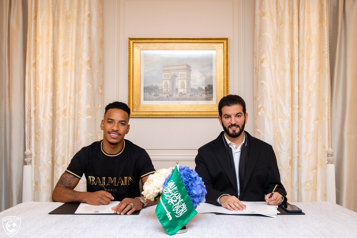 Alhilal_FC's tweet image. 📸 "بيريرا" يخط أول سطور القصة مع #كبير_آسيا ✍🏼💙

#بيريرا_هلالي
#الهلال