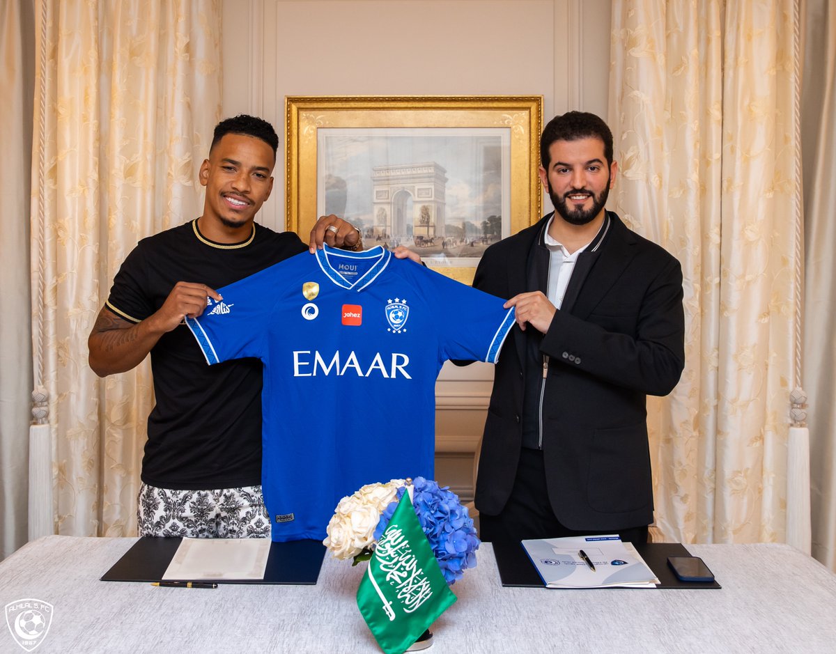 Alhilal_FC's tweet image. 📸 "بيريرا" يخط أول سطور القصة مع #كبير_آسيا ✍🏼💙

#بيريرا_هلالي
#الهلال