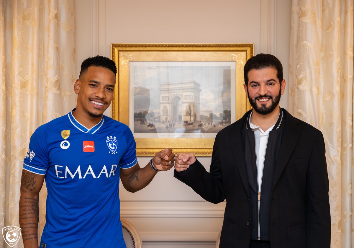 Alhilal_FC's tweet image. 📸 "بيريرا" يخط أول سطور القصة مع #كبير_آسيا ✍🏼💙

#بيريرا_هلالي
#الهلال