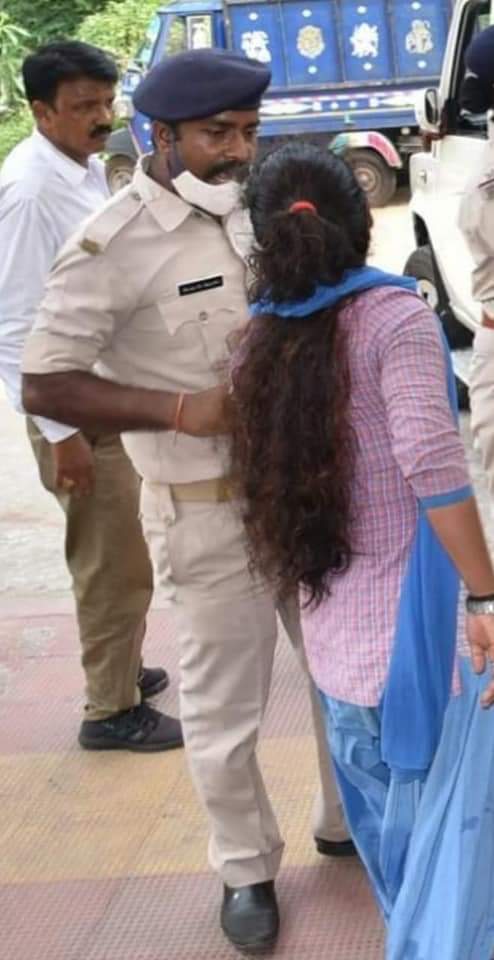 sushant23779749's tweet photo. Yess...this in the image from the coal capital of India #dhanbad students who are fighting for his rights...they were beating by the police ...even the men's police and the #sdm_dhanbad take the law and beats the female student
@narendramodi 
@HemantSorenJMM https://t.co/gtmxPyphW2