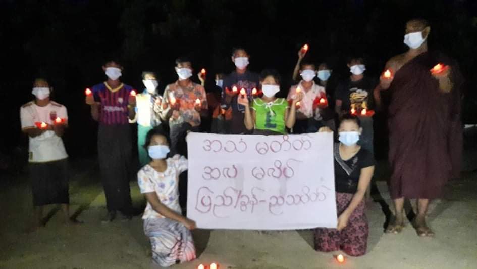 m_krl1's tweet photo. “၈၈ က သွေးကြွေးဟောင်း ၂၁ မှာအပြီးတောင်း”

In #Mandalay,despite Junta’s tight security,#PyiGyiTakon Night Strike led by the monk was successfully held tonight against Military Coup,
urging ppl not to forget blood debt of 8888 uprising.

#Aug6Coup 
#WhatsHappeningInMyanmar https://t.co/zba0RWl0X4