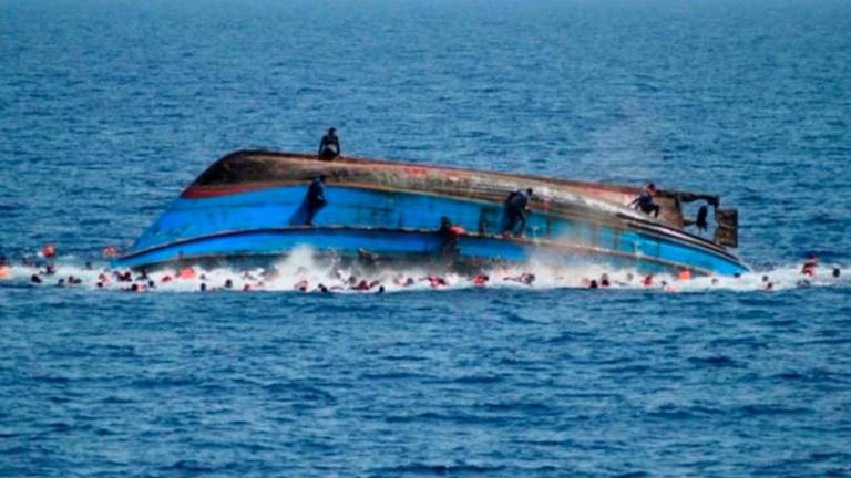 ECSaharaui__'s tweet photo. 🔴 TRAGEDIA. Mueren 42 personas, entre ellas 30 mujeres y 8 niños en un naufragio en Dajla, costa del Sáhara Occidental.
 https://t.co/9imFf0Cn7z https://t.co/a25FKCsf5a