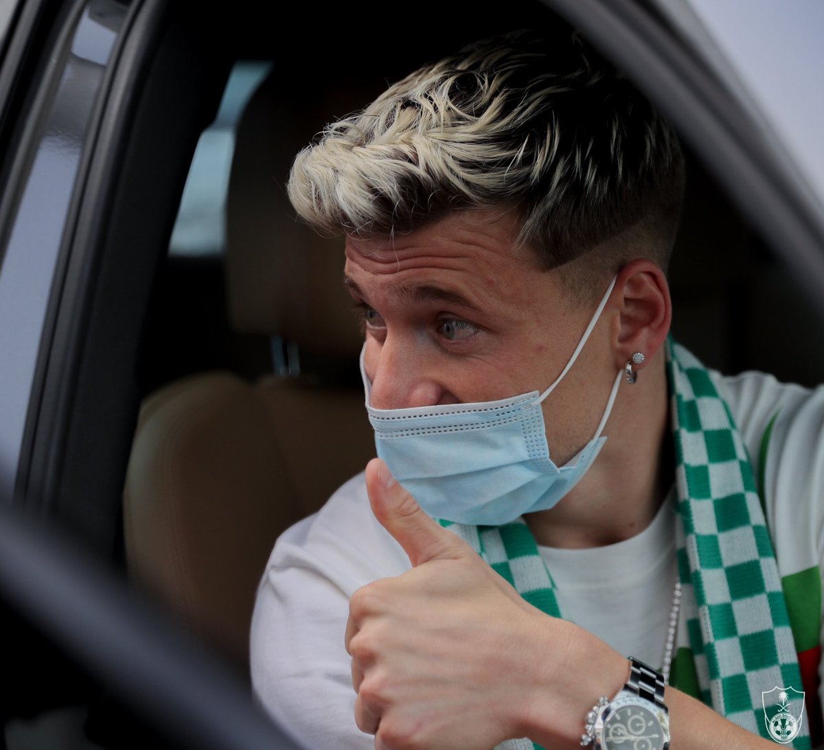 ALAHLI_FC's tweet photo. #اليوسكي وصل 💚🤩📸

#Welcome_Alioski🇲🇰 https://t.co/q9J4sPE2g5