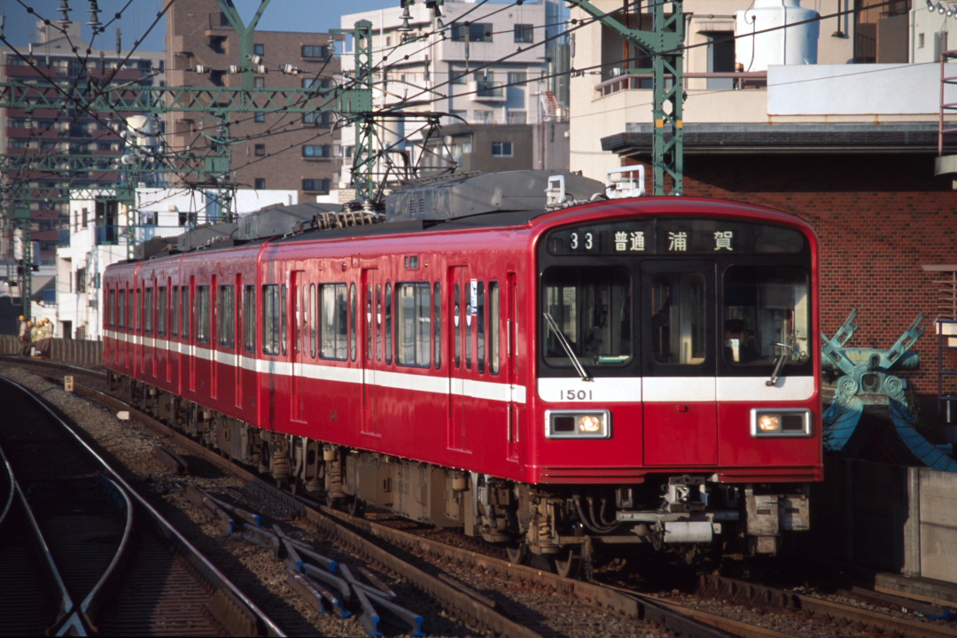羽田空港駅開業記念のマークを側面につけた、京急1500形。このときは