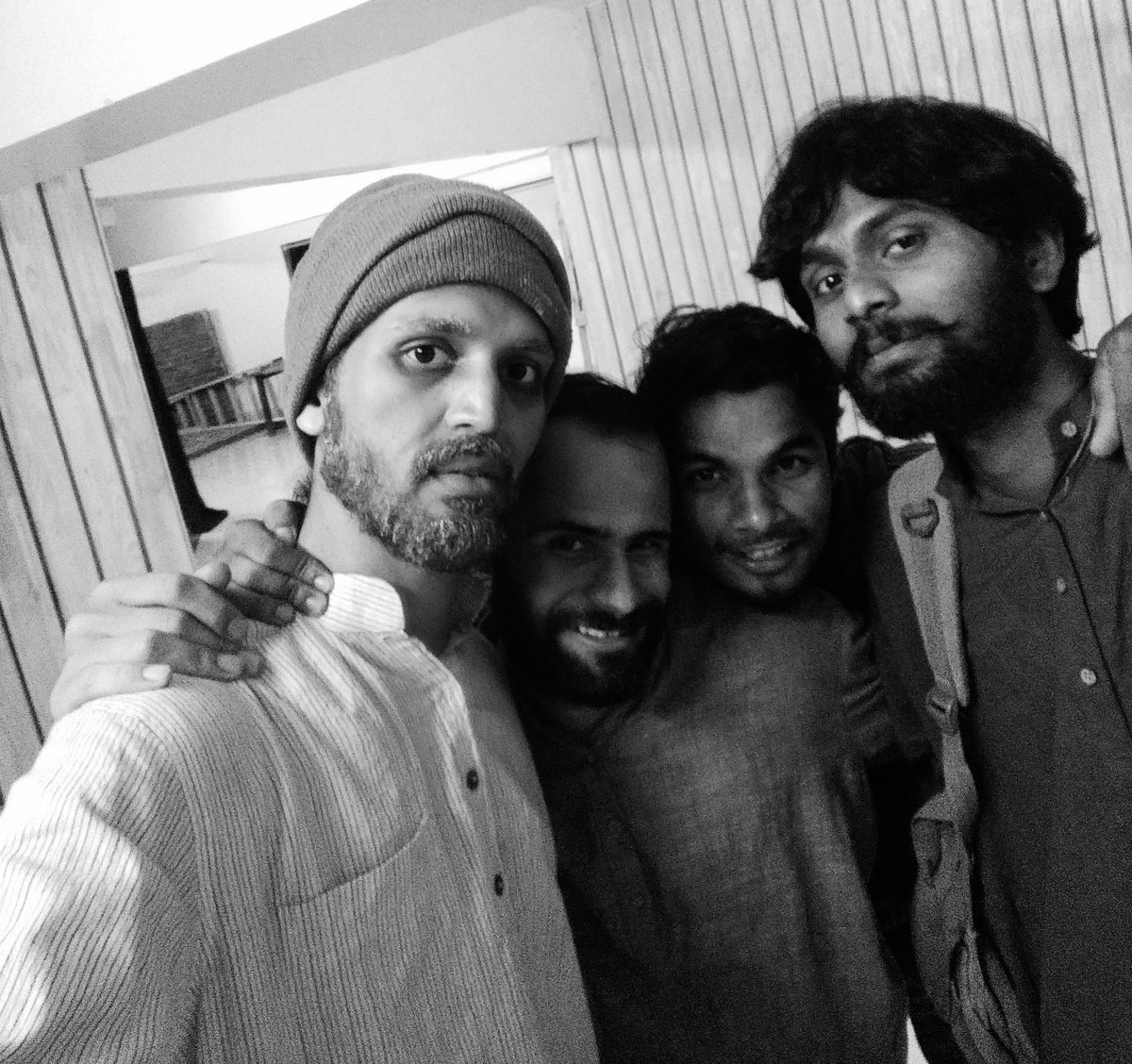 FuncarFrames's tweet photo. किरदारों की इस भीड़ में,
"मैं" कहीं खो... गया ?
आइने में जब ख़ुद साया दिखा, तब ख़बर लगी
मुझमें भी इंसान कहाँ बचा,
"मैं" भी किरदार ही हो गया।
~ सौरभ गुप्ता
#punediaries #throwback #jabsheherhamarasotahai #theatreartist #theatrelife #actorslife #piyushmishra #funcarframes https://t.co/9vGZWsxA6j