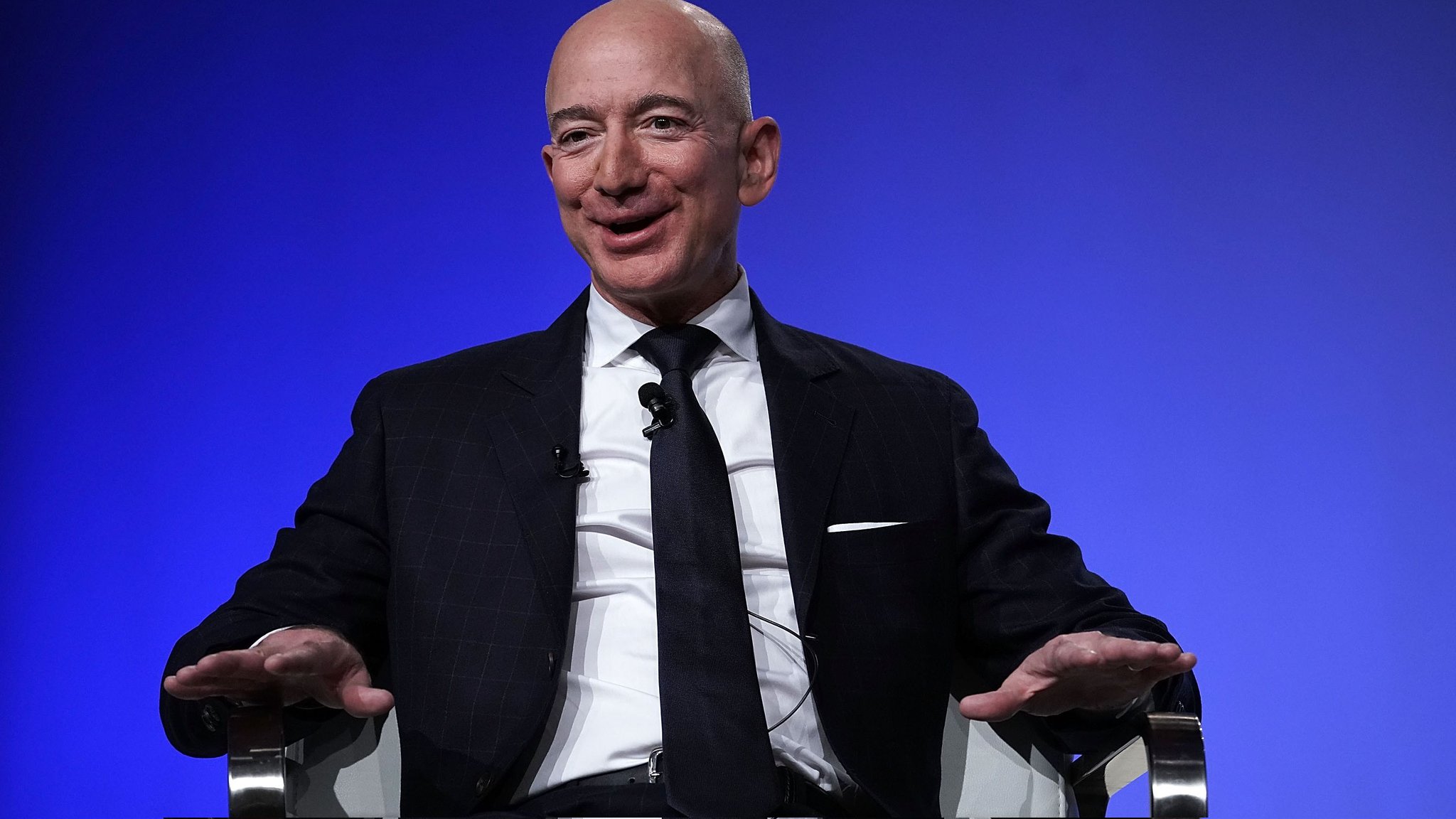 BINGED on X: In other news #LouisVuitton owner #BernardArnault beats  #JeffBezos to become the richest man in the world at present Bernard Arnault  net worth - $199.8B Jeff Bezos net worth 