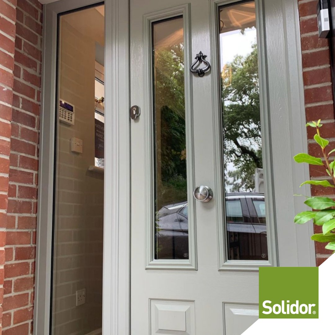 🚪❤️ We're head-over-heels for this stunning Edinburgh, painted with a Painswick finish from our luxury range of colours, as well as clear-glass windows for a breath of fresh air.
​
​🛠️: installed by @prem_home_imp on instagram!