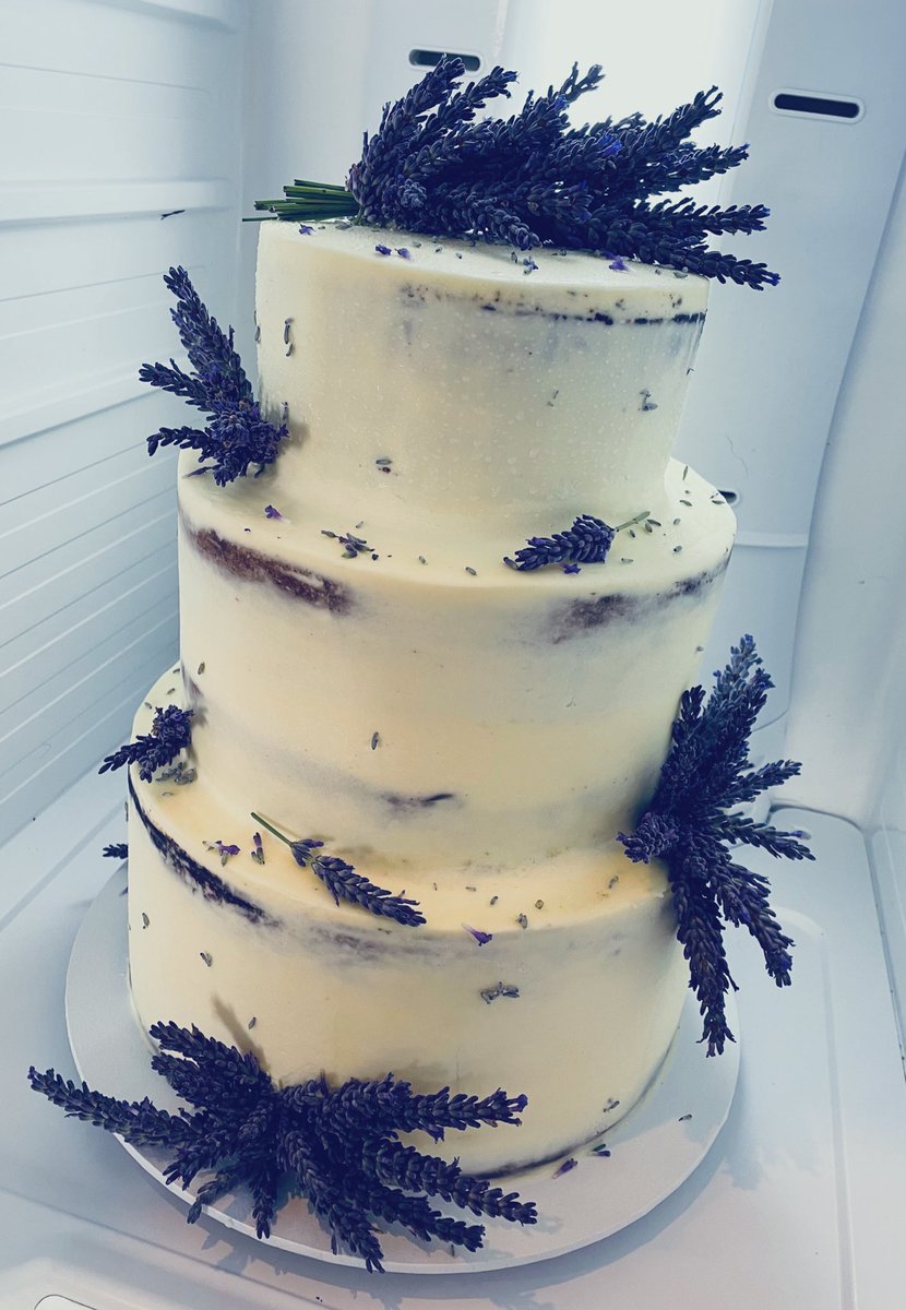 #weddingcake #lavenderwedding #lavenderweddingcake #chocolatecake #madeiracake #fruitcake #lavender #nakedcake