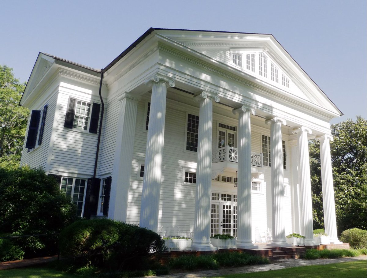 OakHillMuseum's tweet photo. Early morning shadows dancing against Oak Hill ⛅
#HappyFriday #OakHillMuseum #BerryCollege #SceneatBerry https://t.co/QRifnU3Jrb