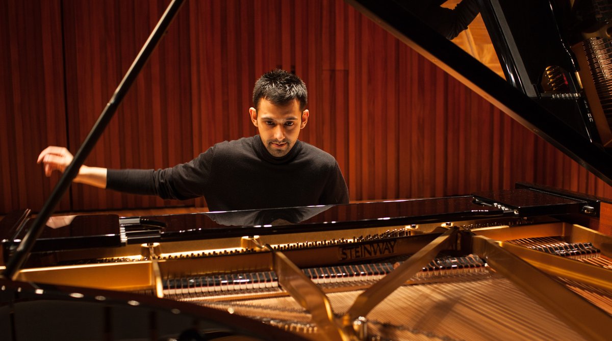 ROSLARTS's tweet image. Our 2015 #ROSLAMC 🥇 @SoaresPiano returns to the Princess Alexandra Hall with a solo concert featuring Chopin, Beethoven, Lili Boulanger and Élisabeth Jacquet de la guerre - 13 Aug, 3pm.
#ROSLRecitals #ROSLAlumni 

🎟️ &amp;amp; more info: ow.ly/N10S50FLNh9