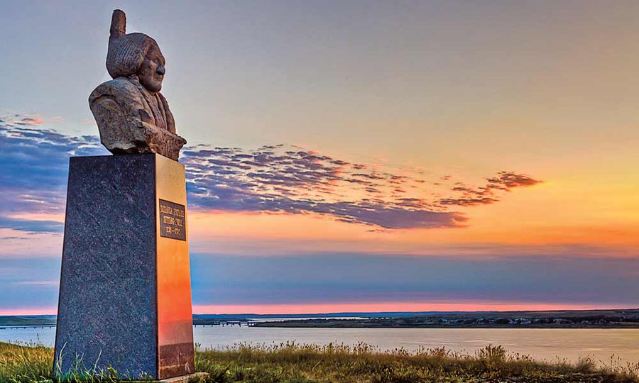 AmericanIndian8's tweet photo. Morning
Burial site of Sitting Bull 
Standing Rock Sioux Reservation,SD
#INDIGENOUS #TAIRP https://t.co/OSuEK5ej5p