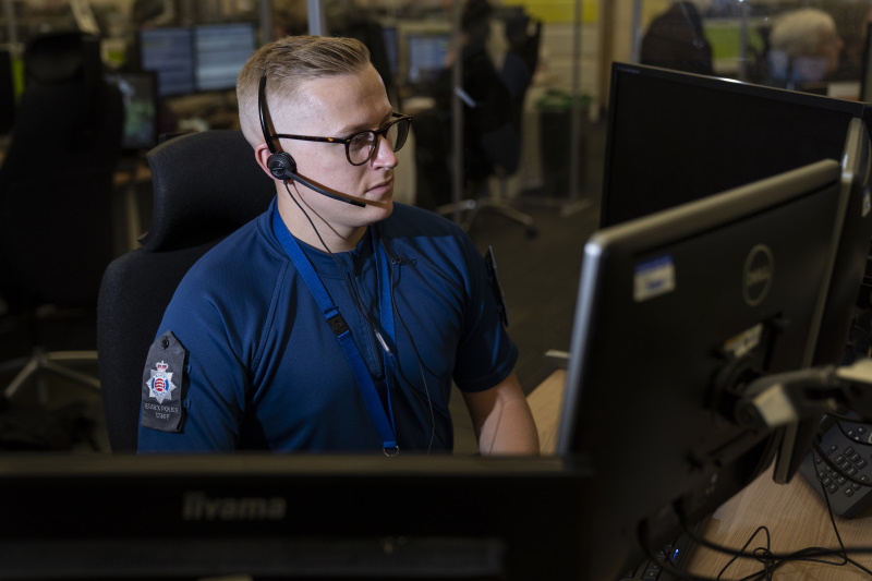 EssexPoliceUK's tweet photo. Over the past week our @EPControlRoom answered calls asking for a police escort through traffic and a report of an animal stuck in a loft.
Misuse of the 999 service delays help reaching those in urgent need.
Please call 101 for non-emergencies.
#MoreTimetoFightCrime. https://t.co/RpSacfT5ci
