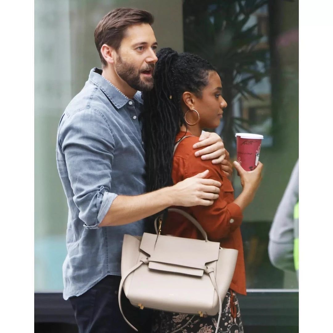 KnowledgIsPowa's tweet photo. We getting #Sharpwin Supremacy in S4 of @NBCNewAmsterdam ππΎππΎππΎπ₯π₯
Look how cuuute they are!!!π
#NewAmsterdam #DamFam #SetPix
#HelenSharpe #MaxGoodwin https://t.co/ztFUYijqQ3