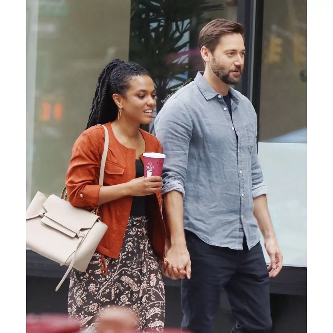 KnowledgIsPowa's tweet photo. We getting #Sharpwin Supremacy in S4 of @NBCNewAmsterdam ππΎππΎππΎπ₯π₯
Look how cuuute they are!!!π
#NewAmsterdam #DamFam #SetPix
#HelenSharpe #MaxGoodwin https://t.co/ztFUYijqQ3