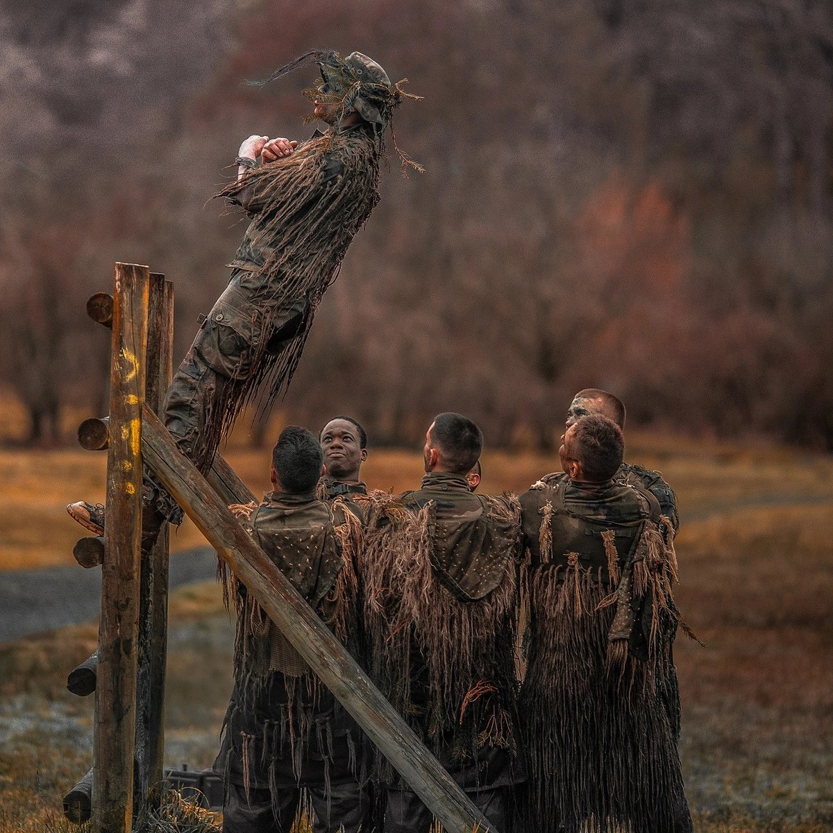 armeedeTerre's tweet image. Quoi de mieux que de commencer la semaine en sachant que l'on peut compter sans réserve sur ses frères d'armes ? 🤜🤛
#MondayMotivation

📸 Matthieu L. / @35emeRI