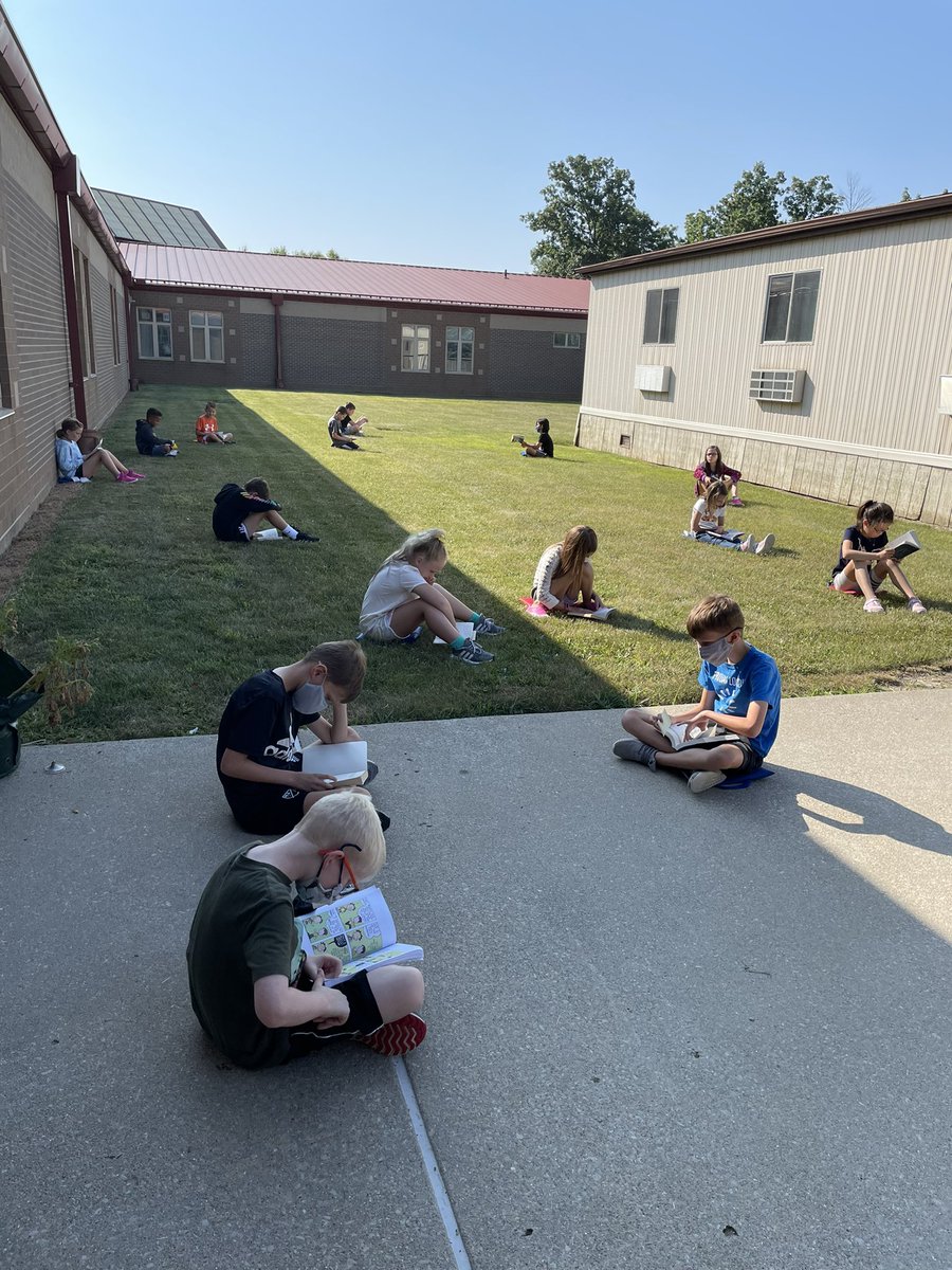 MillerRm33GES's tweet photo. The only thing better than independent reading is independent reading outside! 🌞🌞🌞 #rm33rocks https://t.co/gAYdjqonHg