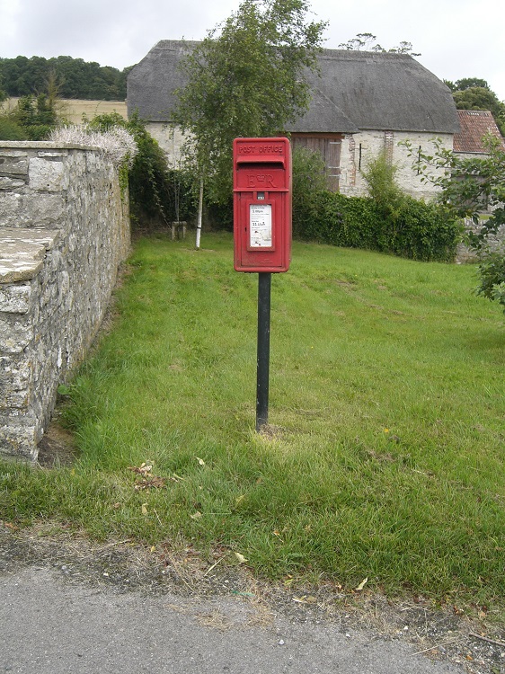 PostedInThePast's tweet photo. A lovely Lizzy in #Whitcombe, Dorset. This cluster of cottages with a tithe barn is on a main road heading towards #Dorchester. Perfect setting for #PostboxSaturday. https://t.co/VETMQdMBFJ