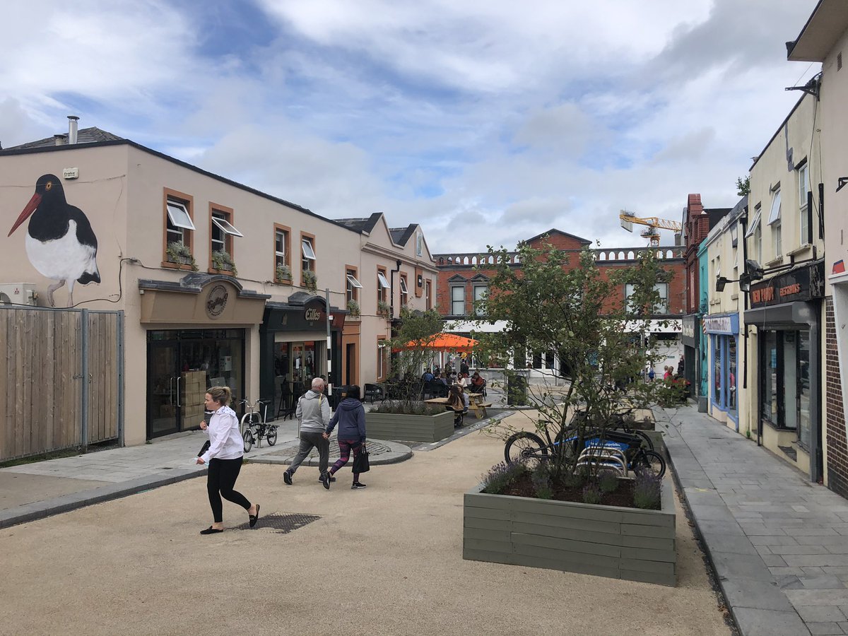 robertburns73's tweet image. Lower end of Convent Rd in Dún Laoghaire has been pedestrianised, with public seating, planting &amp;amp; bike parking added, complementing the #DLAnseo street art, with a really nice atmosphere as customers enjoy their coffee outside @JJDarbovenIE.

#dlrSummerStreets
#dlrcc
#Liveability