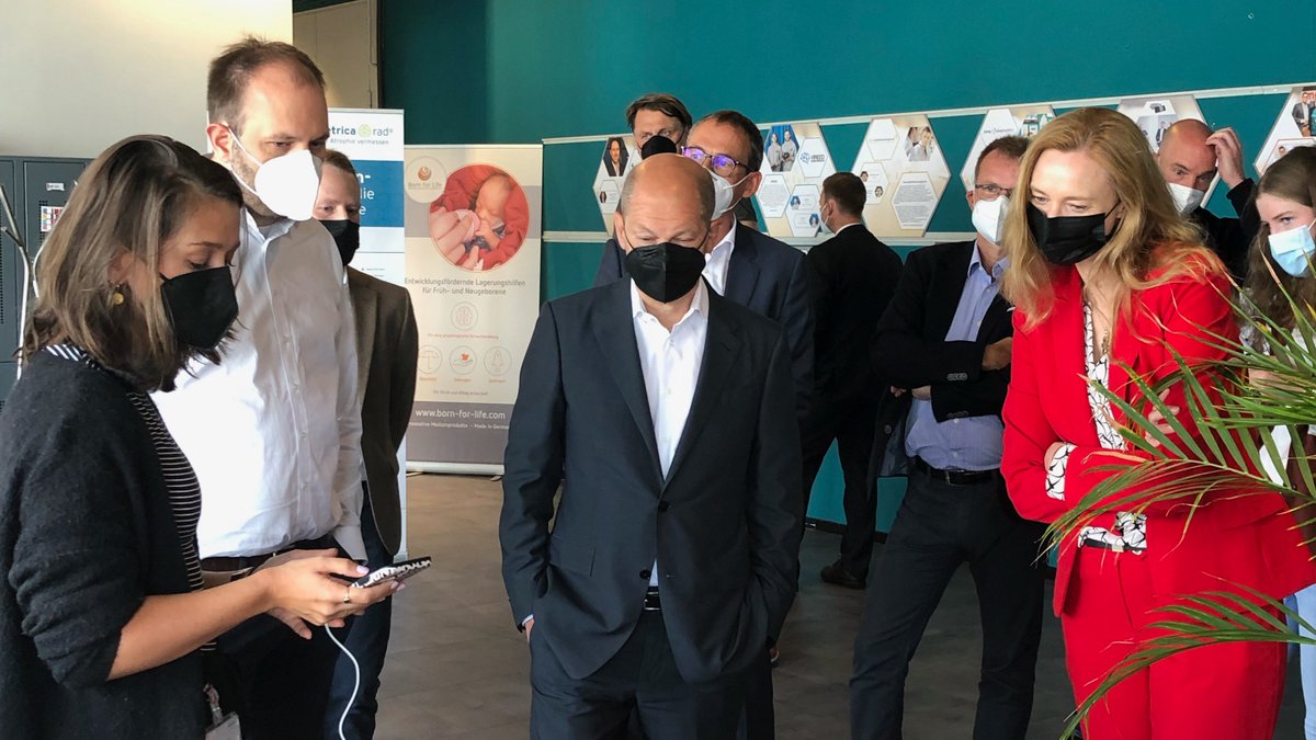 Bei einem gemeinsamen Besuch im <a href="/HIP_Hamburg/">Health Innovation Port</a>, machten sich <a href="/OlafScholz/">Olaf Scholz</a> und <a href="/Doro_Martin/">Dorothee Martin</a> einen Eindruck von unserer Digitalen Gesundheitsanwendung #zanadio.

#DiGa #startup #digitalhealth

📸© Bernd Wilkens