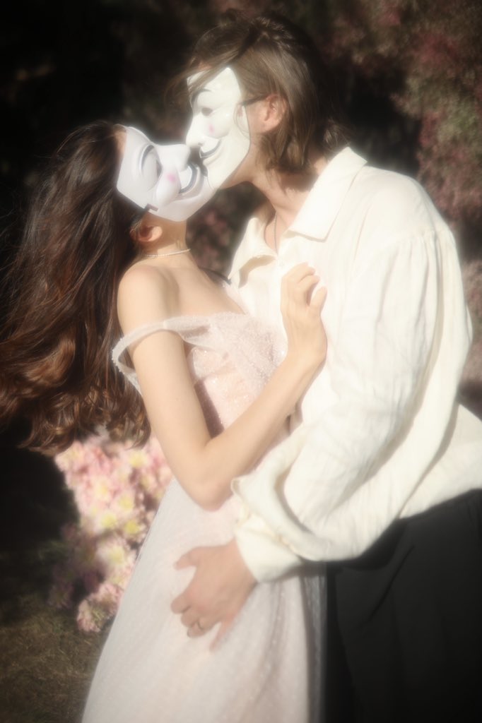 когда нужно выложить фото со свадьбы но вы в розыске