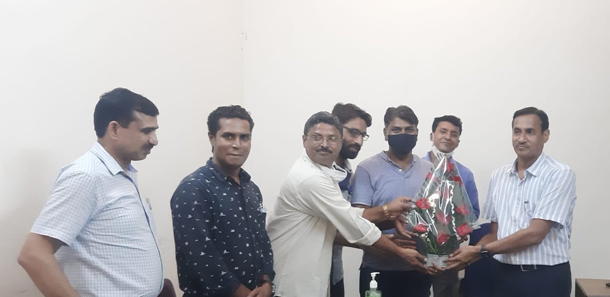 Sanvida_Shiksha's tweet photo. ये देखो सच्चाई...

ना कोई वार्ता नही कोई नियमितीकरण की मांग।

बस राजपाल जी मीणा के साथ जन्मदिन की बधाई देने गए थे।

असली सच्चाई यही है...
इसे ठोक बजाकर समझे।
-----
आम पंचायत सहायक ठगा जाएगा...
नेता सचिवालय में अपना पैठ फैलाता जाएगा..। https://t.co/c8UWLQrRKX https://t.co/gPxslh40yE