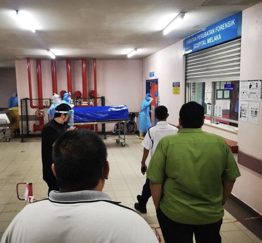 GhazSyam's tweet photo. Perjalanan terakhir seorang sahabat dan Ketua Pemuda kami Sdra Shazni Munir, meninggalkan kami buat selama lama nya. Semoga roh mu ditempatkan dikalangan orang orang beriman dan soleh. Amen
Jenazah dari Hospital Melaka menuju ke Kg Bukit Pasir, Muar Johor untuk di kebumikan. https://t.co/HSFTKM46Qb