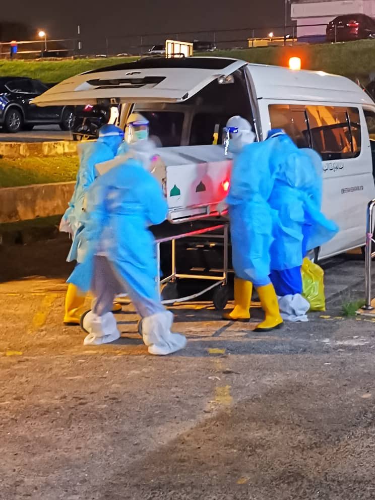 GhazSyam's tweet photo. Perjalanan terakhir seorang sahabat dan Ketua Pemuda kami Sdra Shazni Munir, meninggalkan kami buat selama lama nya. Semoga roh mu ditempatkan dikalangan orang orang beriman dan soleh. Amen
Jenazah dari Hospital Melaka menuju ke Kg Bukit Pasir, Muar Johor untuk di kebumikan. https://t.co/HSFTKM46Qb