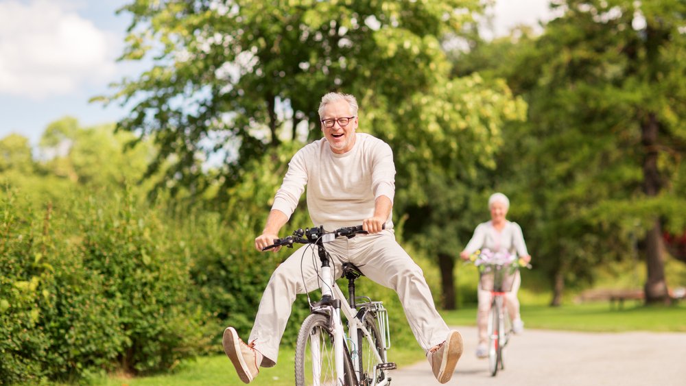 CaringPeopleInc's tweet photo. Smile! It's the weekend! 🚴‍♂️

What are your plans for the weekend? Let us know in the comments below! ⬇

#feelgoodfriday #bikeride #bike #laugh #weekend #smile #happy #happyplace #caringpeople #seniorcare #seniorhealth #dementiacare #caregiver #seniorliving #HealthcareJobs https://t.co/Fpfauudref