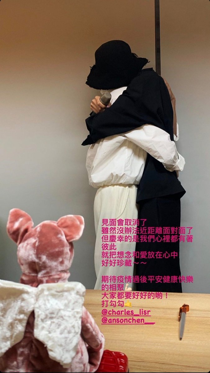MaMaRommy31's tweet photo. #HIStory4CloseToYou のファンミーティングは中止になっちゃったんだね
仕方ないといえば仕方がないのだが…
Vicky姉さんがアップしてくれた #CharlesAnson のハグが尊すぎた… 🤧ウヘ (またこんな二人が見たかったよ~)
#ChengRen #AnTuSheng
cr. sweetvicky917 (IGS) https://t.co/t2HWcekYKX