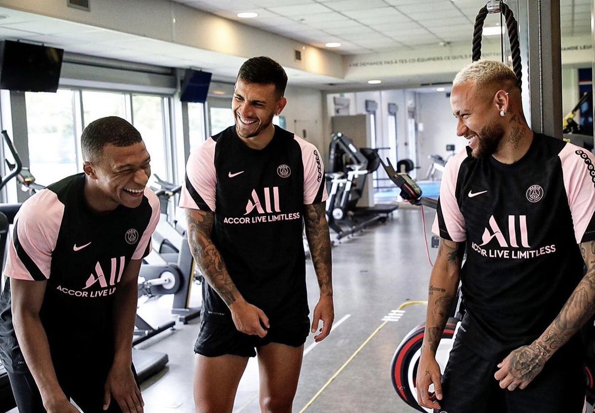 Lilouisback2's tweet image. «  Et puis il nous a dit « tout le monde est convaincu que je vais rester! Alors que pas de tout! » c’est là qu’on a décidé de faire une photo de nous tous avec Léo! Depuis c’est un véritable bordel »