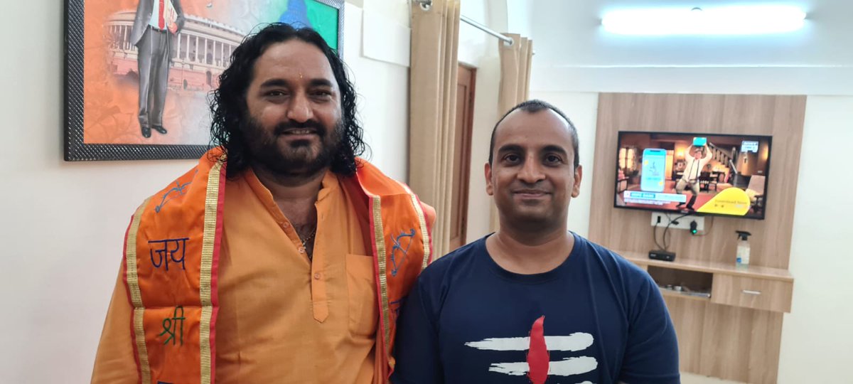 BeingArun28's tweet photo. आज गुजरात के हिन्दू युवा वाहिनी प्रभारी महंत @YogiDevnath2 जी का आशीर्वाद प्राप्त किया 

जय श्री राम 🚩 https://t.co/sVxjiMIOgt