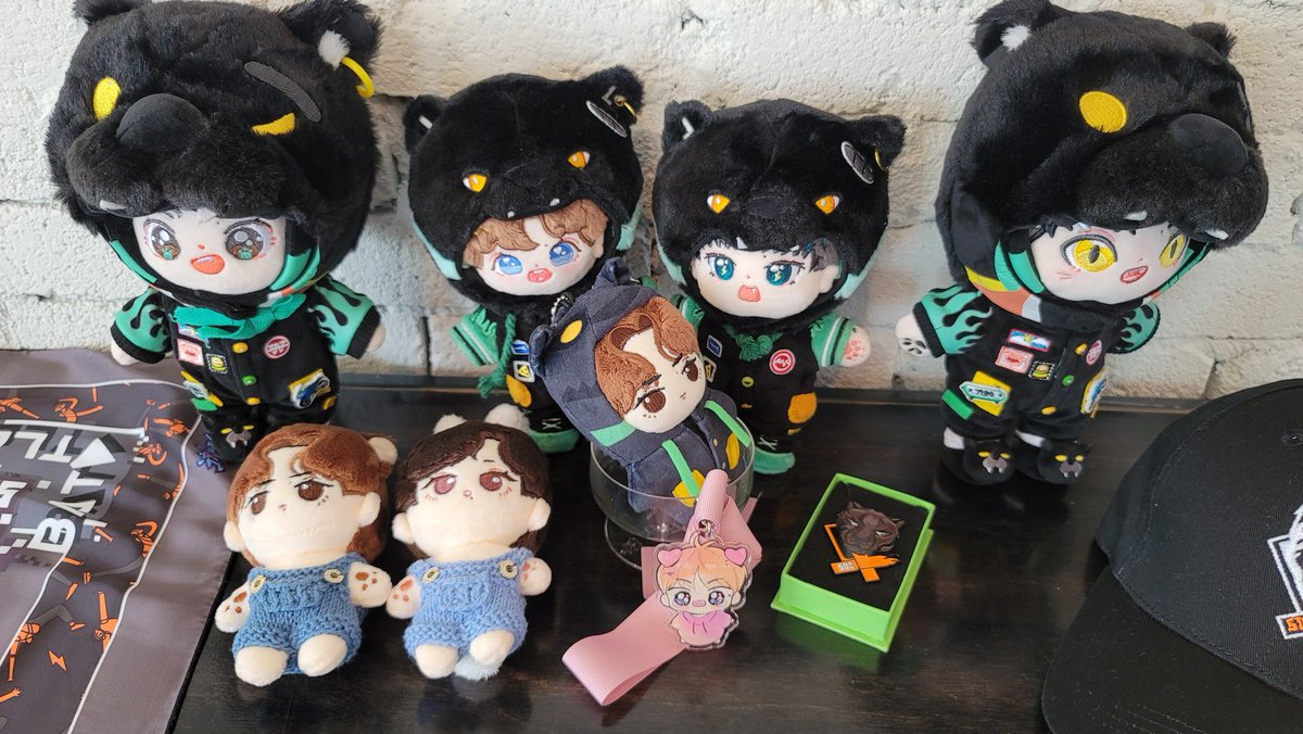 hsbjyx's tweet photo. @wangbo9785
#HAPPYYIBODAY
#이보야_생일축하해
#codeB0805
#왕이보 #WangYibo #王一博
모란세마리가 한 집에 있어
어러머 꽃대지 아가대지♡♡♡
크흡...전 모란이 셋일 때 갔어요🥺🥺🥺
2층에 흑표들이랑 울 대쥬 같이 사진 찍고
하 넘 좋아써
쥐돌이보 품에 안겨서 사진두 찍고 대쥬야 좋지? https://t.co/r88pEqeup4