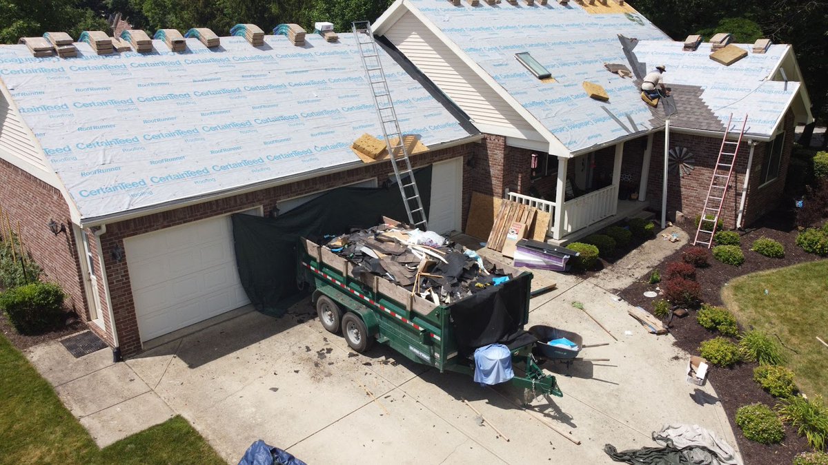 All in a day’s work! 👷‍♂️// #IndyContractors #RoofRepair

☎️ 317-677-4755
💻 hoosierroof.com