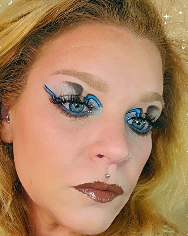 CeeCeeMonrow's tweet photo. #starranch @JeffreeStar @JSC_family Tried something a lil different and totally out of my norm hope u all like 🤎💙 https://t.co/vFTysX3J0k