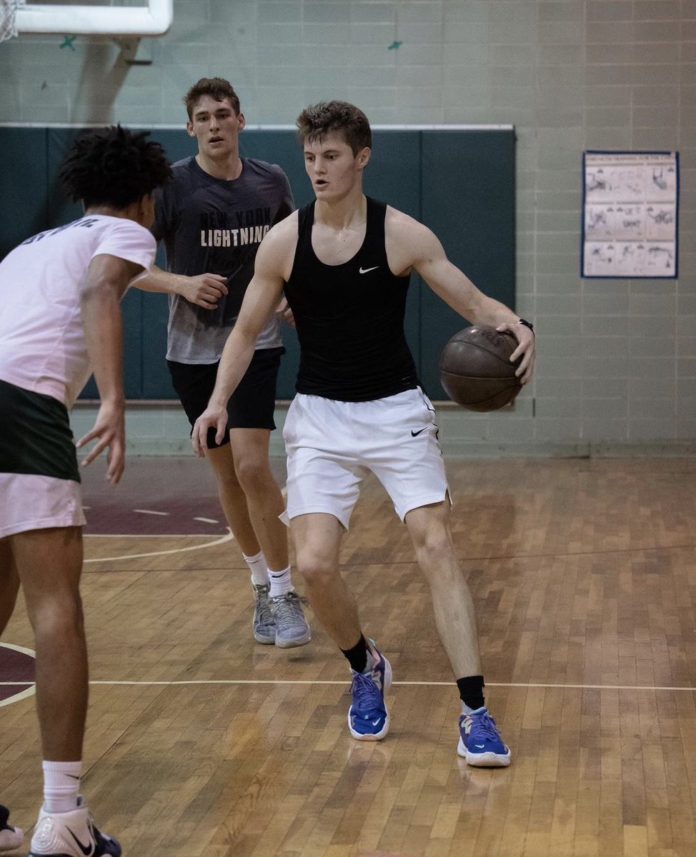 nyumenshoops's tweet photo. Wishing a very happy birthday 🎂🎈 to incoming freshman @HBashinsky4!

We'll let you get your feet wet here in the Big 🍎 before we make any jokes...but nothing can protect you next year 😎

Have a great day, and health, happiness and success in the year ahead!

#WeAreNYU #HTAT https://t.co/VbHg5LHeuX
