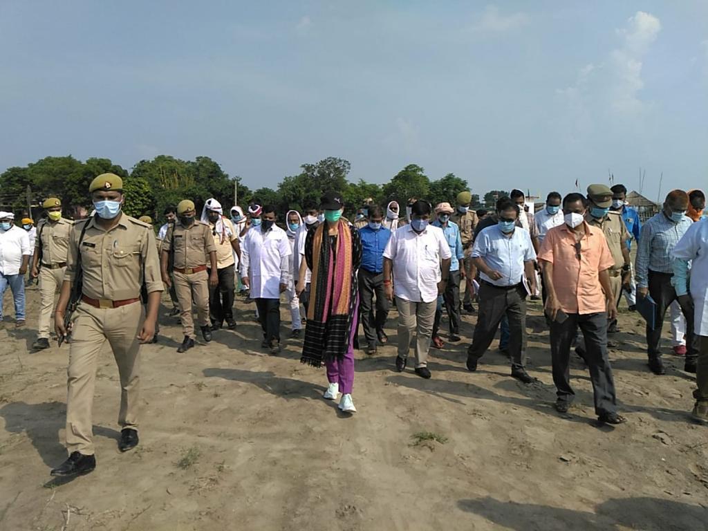 dmballia's tweet photo. आज बैरिया तहसील क्षेत्र में बाढ़ क्षेत्रों का भ्रमण कर बचाव व राहत कार्य से जुड़ी तैयारियों का ज़ायजा लिया। गांवों में वितरित की जाने वाली राशन सामग्री, मिट्टी तेल,नाव की व्यवस्था,तिरपाल व अन्य व्यवस्था की तैयारी पहले से ही कर लेने के निर्देश दिए।
@CMOfficeUP @UPGovt @InfoDeptUP https://t.co/mgBOwi8vRS