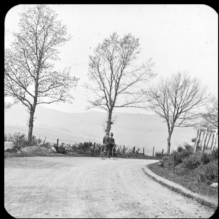 Images riders on the velocípede, from Alan Brotchie's Lantern Slide collection. Brotchie wrote written extensively about local life in different Scottish cities and towns often focussed on modes of transport.
See thread.
#Refocus #scottishlife #transporthistory