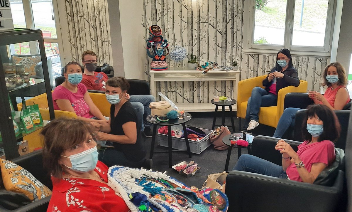 Merci Éditions Ultra &amp; @MonaLuison pour ces moments de partage avec nos équipes. 🪡🧵 Nos salariés construisent leur œuvre d’art recyclée avec des chutes de tissus ! ♻ #upcycling #monaluison #cocreation #designtextile
