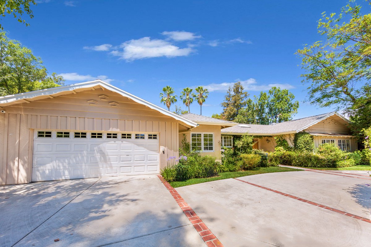 wendyfurth's tweet photo. Open House 8/6, 8/7, 8/8. 5327 Winnetka, Woodland Hills. Gorgeous 1 story pool home $1,599,000. https://t.co/fGebHhGvfT