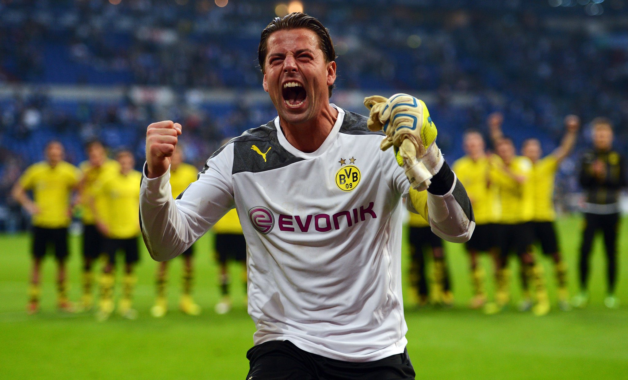 Roman Weidenfeller

One of the best to ever wear the black and yellow uniform. Happy 41st birthday, king 
