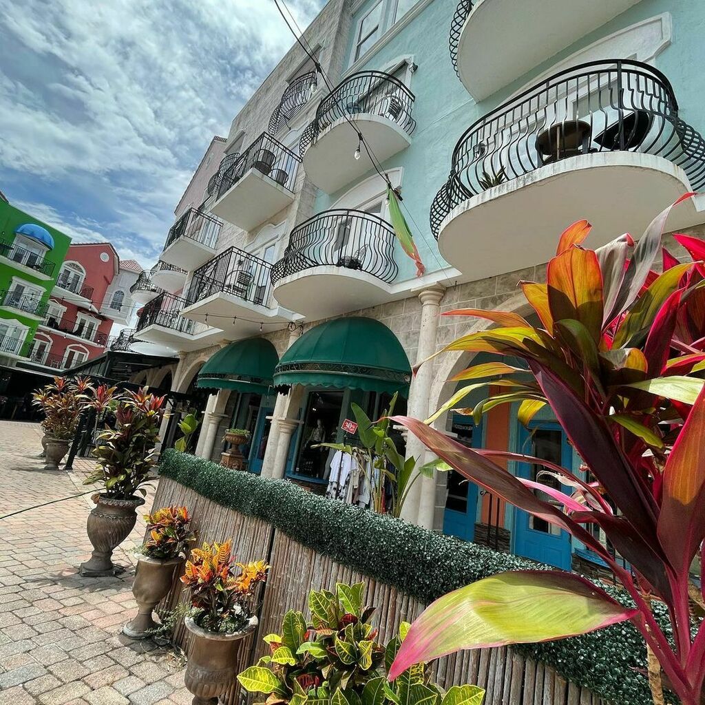 #TGIF 😄🙏 Here are the weekend plans at the Village!

🎶 Friday, August 6th: Chillula, 7-11
🎶 Saturday, August 7th: Fond Kiser, 7-10
🛍 Sunday, August 8th: Palm Coast Farmers Market, 12-4

📸 nicoleannmaxey