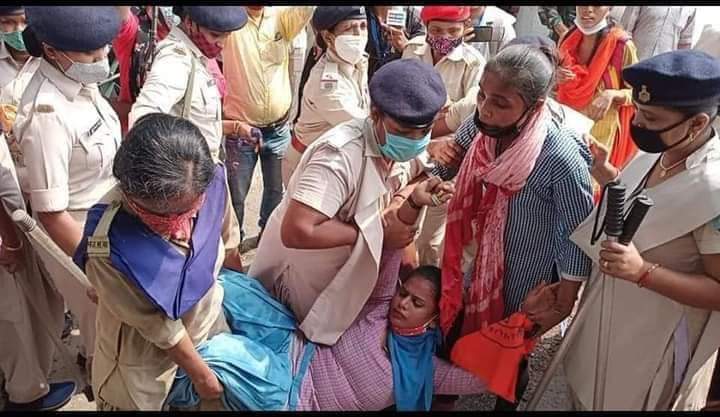 kislay_official's tweet photo. ये हैं धनबाद के SDO साहब!
JAC की परीक्षा में खराब रिजल्ट को लेकर सूबे के मंत्री @BannaGupta76 से बात करने पहुंची छात्राओं पर SDO के नेतृत्व में @dhanbadpolice  द्वारा किया गया लाठीचार्ज निंदनीय है। https://t.co/nBk9YmzTp9