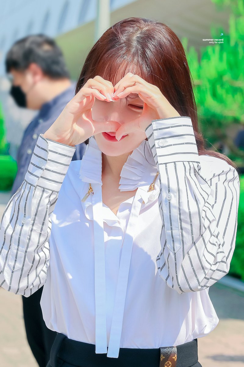 summerecords's tweet photo. 여름날의 소중한 추억 ᰔ
행복 가득한 생일 보냈길 바라

#SUMMERJIAHDAY 
#지아와_함께한_여름의_나날들
#이지아 https://t.co/3Cjj5OyYYr