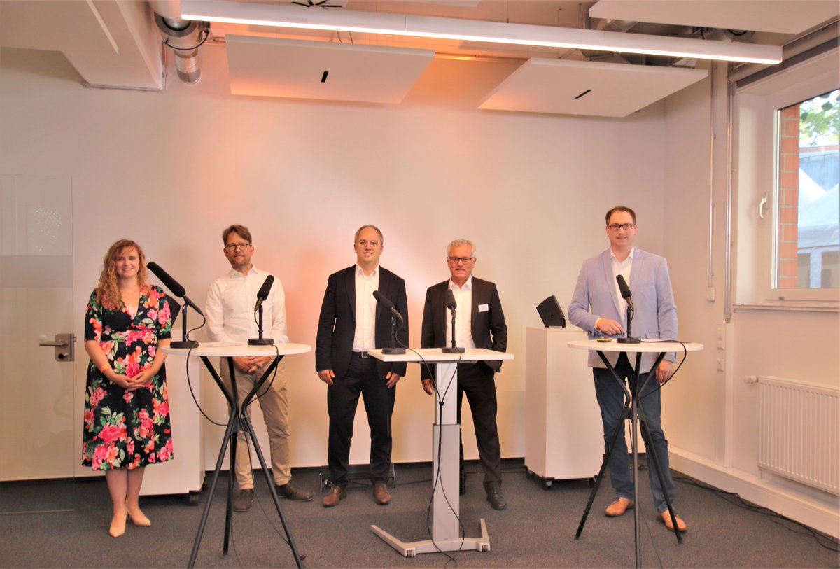 Das wars - wir bedanken uns bei allen, die die Eröffnung der Medienwerkstatt so begeistert begleitet haben! :) Weitere Eindrücke und Bilder gibt es nächste Woche.