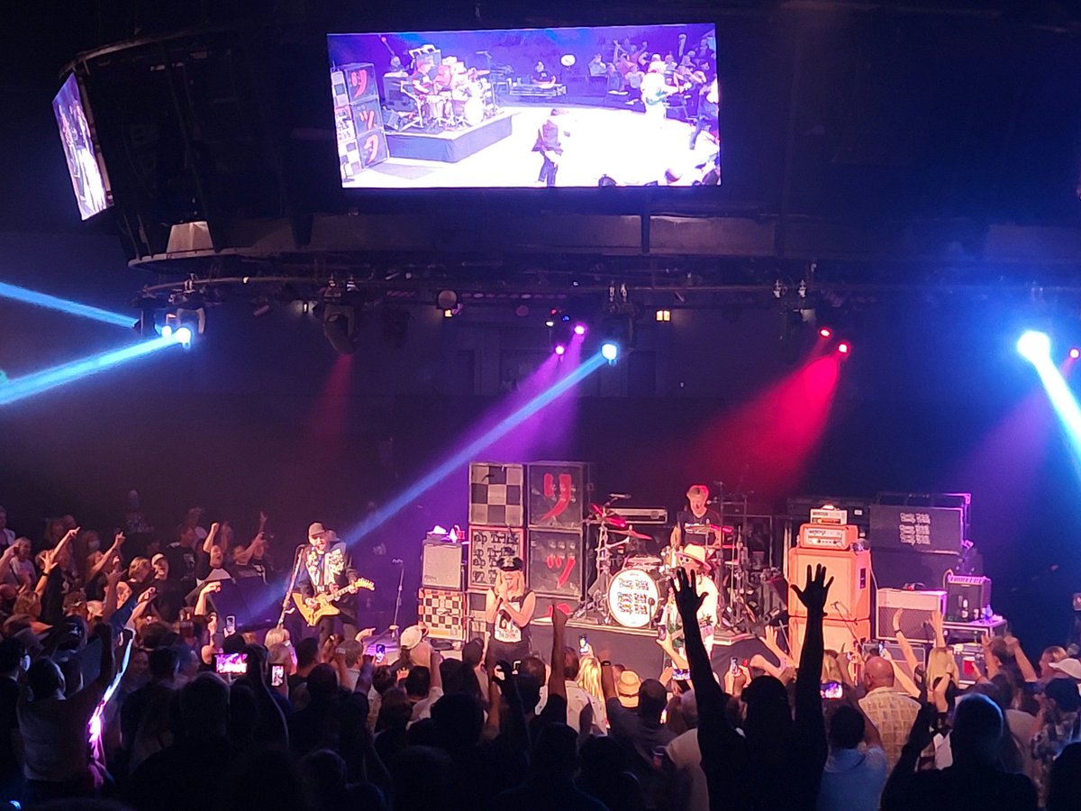 StaySharpPT's tweet photo. Awesome performance last night by Cheap Trick. Still sound so great after all these years.  #cheaptrick #arenatheater https://t.co/Djo1HJfmjD