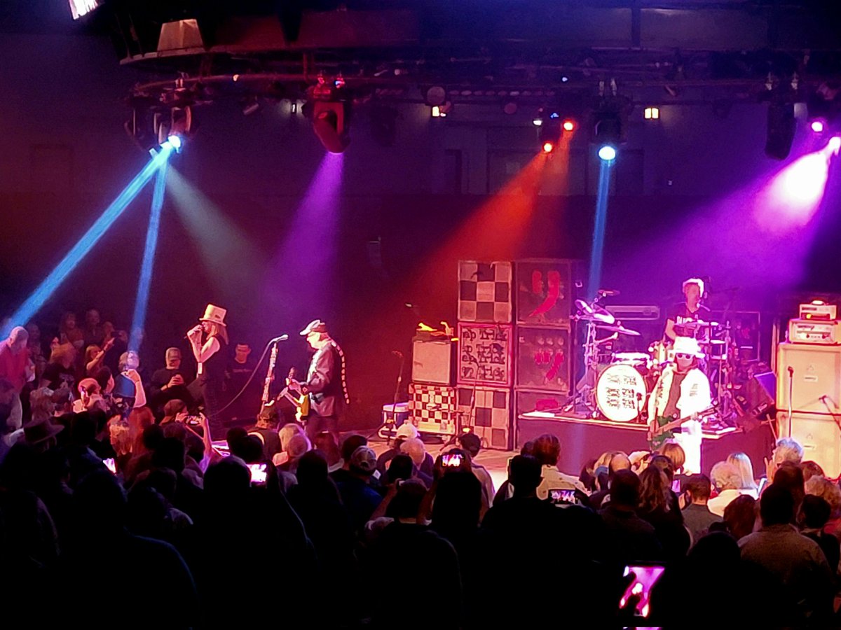 StaySharpPT's tweet photo. Awesome performance last night by Cheap Trick. Still sound so great after all these years.  #cheaptrick #arenatheater https://t.co/Djo1HJfmjD